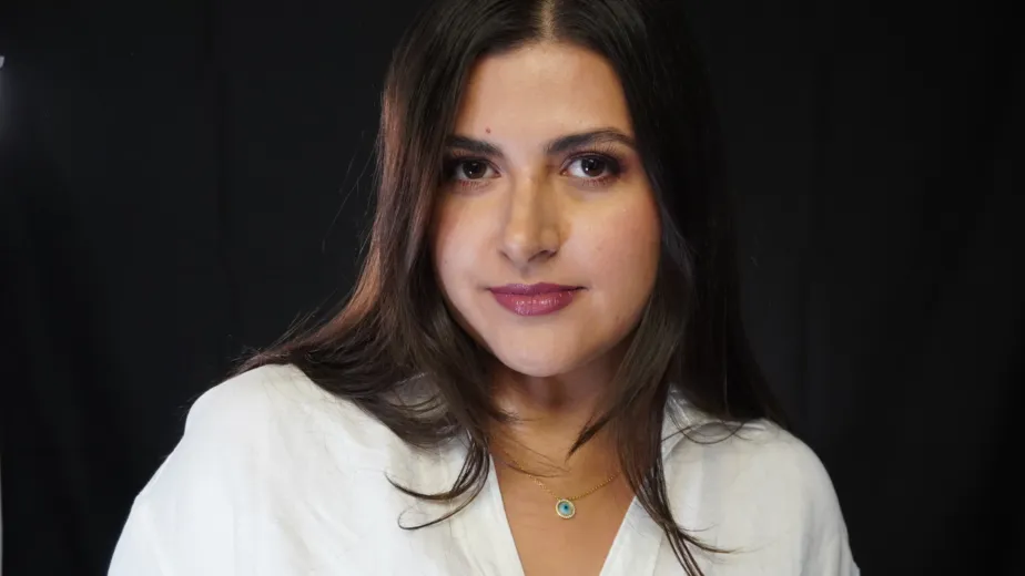 Alumna con maquillaje natural después de su clase individual de automaquillaje en Barcelona