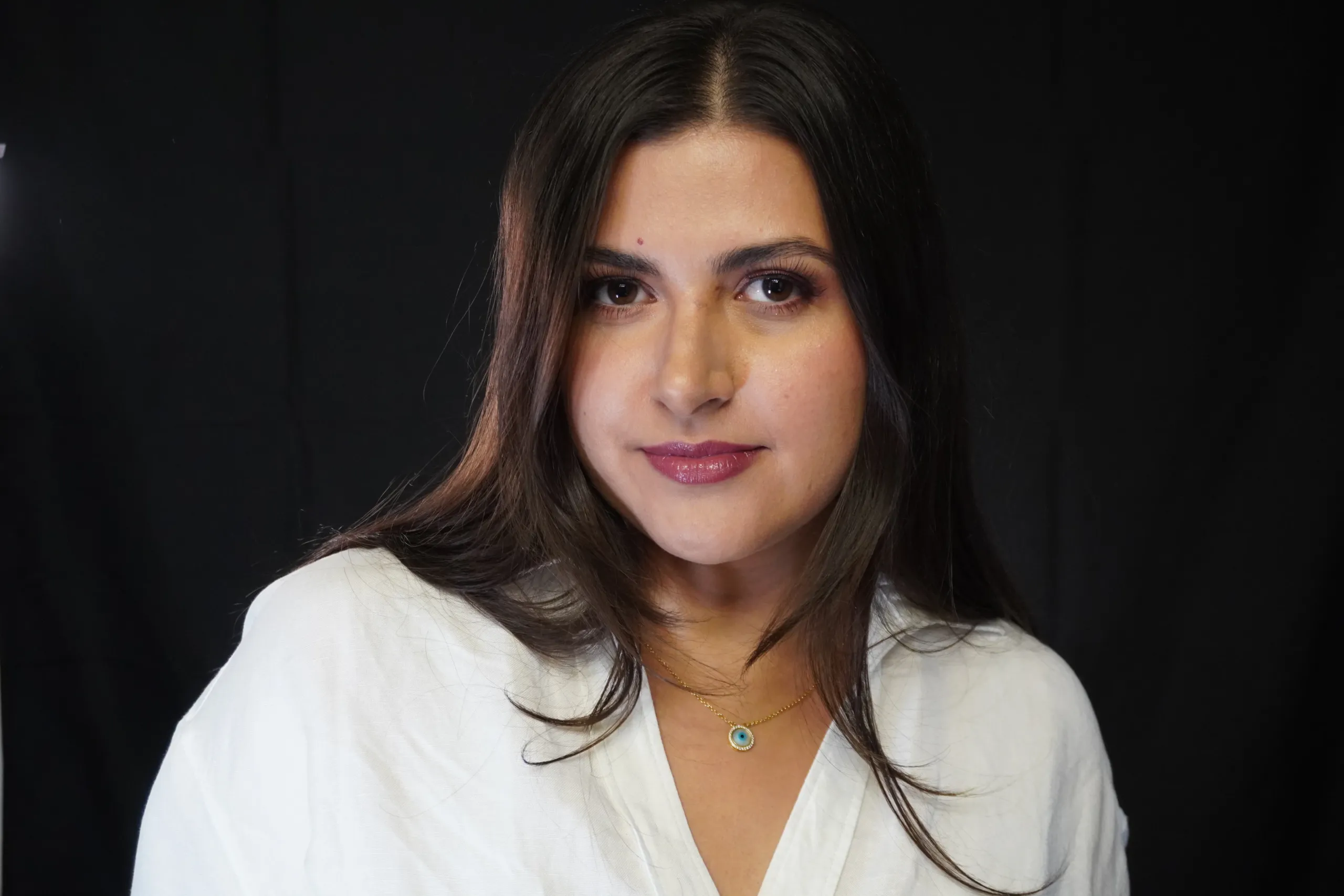 Alumna con maquillaje natural después de su clase individual de automaquillaje en Barcelona
