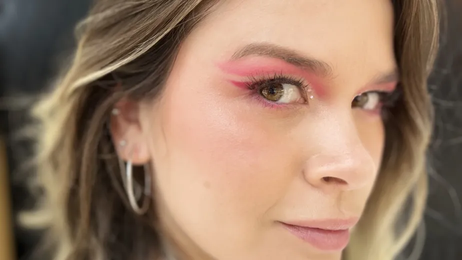 Maquillaje de ojos en tonos rosados realizado por Aura Make Up en Barcelona