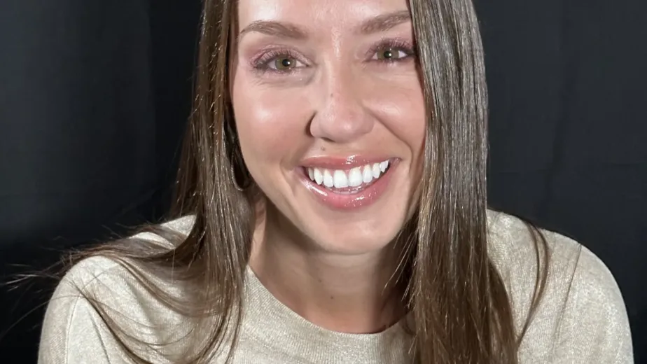 Alumna con maquillaje natural tras una clase de automaquillaje en Barcelona