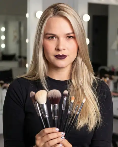 Aura, maquilladora profesional en Barcelona, con sus brochas en el estudio