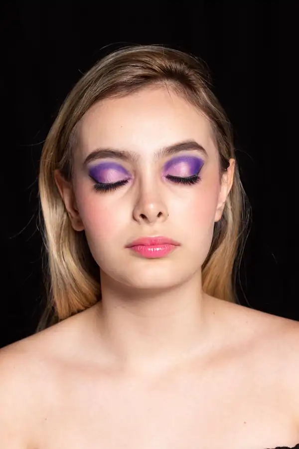 Maquillaje de ojos en tonos lilas realizado por Aura Make Up en Barcelona